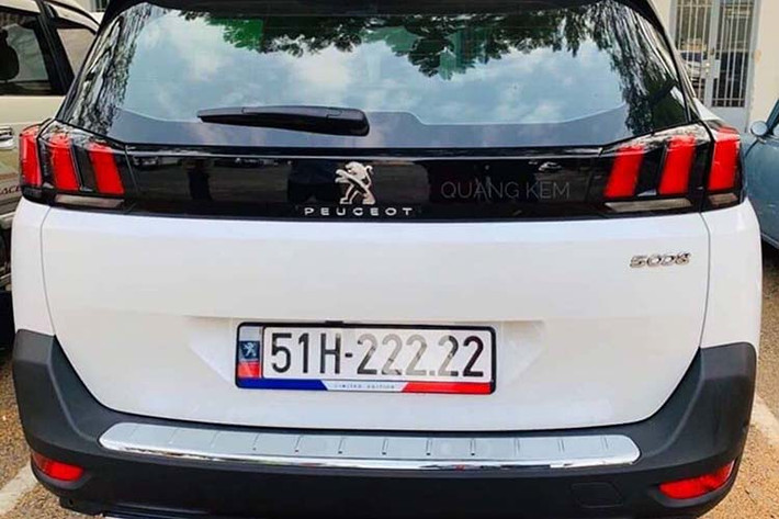 Những chiếc xe mang biển đẹp luôn được rao bán với mức giá “trên trời” là chuyện thường thấy tại Việt Nam, trước đó đã từng có nhiều xe thương hiệu phổ thông như Kia Cerato biển ngũ quý 8 tại TP HCM được chủ xe chào bán với giá hơn 3 tỷ đồng hay chiếc Mitsubishi Xpander biển số 51H – 123.45 từng được rao bán giá từ 1,5 – 1,7 tỷ đồng.