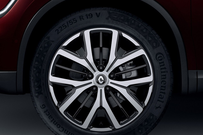 Hoàn thành danh sách những thay đổi cho ngoại hình của Renault Koleos 2020 phiên bản nâng cấp này là bộ vành hợp kim 2 tông màu mới, 5 chấu kép cách điệu và màu sơn ngoại thất đỏ Vintage Red.