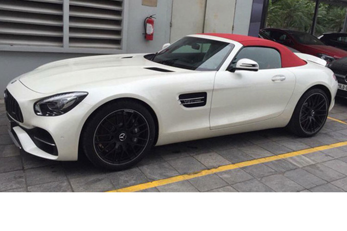 Sau hơn 1 năm sau chính thức ra mắt thị trường Thế giới, cuối cùng mẫu siêu xe Mercedes-AMG GT cũng đã chính thức được đưa về Việt Nam. Theo tiết lộ, chiếc đầu tiên này được Mercedes-Benz Việt Nam nhập về theo đơn hàng của một đại gia Hà Nội và có giá 10,4 tỷ đồng.