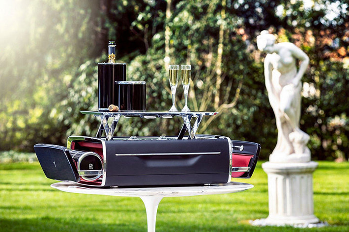 Rolls-Royce vốn nổi tiếng với các món hàng cá nhân hóa và vali sâm-panh này không phải là ngoại lệ. Khách hàng có thể đặt hàng lớp da bọc theo ý mình cũng như cấu hình đồ ăn nhẹ mà có trang bị bộ phận giữ nhiệt với ba bát sứ. Vali sâm-panh là thành viên mới nhất của Rolls-Royce Bespoke Design Collective tạo nên cho giới siêu giàu.