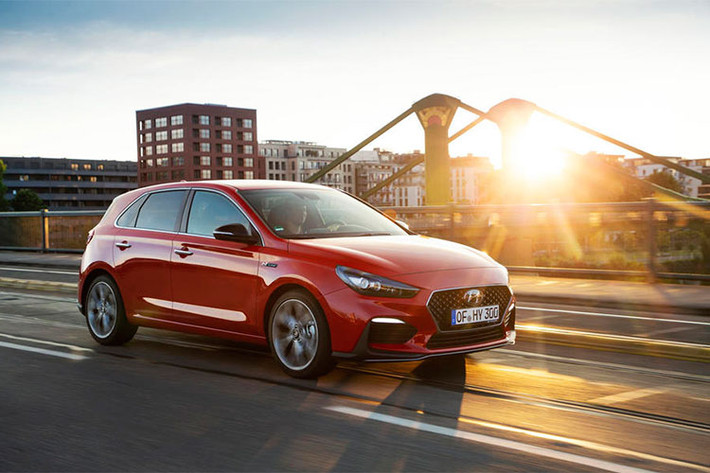 Hyundai i30 N Line sẽ có mặt đầu tiên tại thị trường Châu Âu trong tháng 8/2018 này, giá bán sẽ sớm được công bố trong vài tuần tới.
