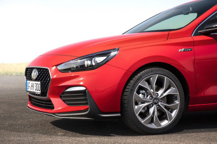 Hyundai i30 N Line vẫn sở hữu kích thước dài, rộng, cao lần lượt là 4.340 x 1.795 x 1.455 mm và trục cơ sở 2.650 mm. Cụm lưới tản nhiệt hình lục giác có họa tiết tổ ong, hệ thống đèn chiếu sáng dạng led hiện đại...
