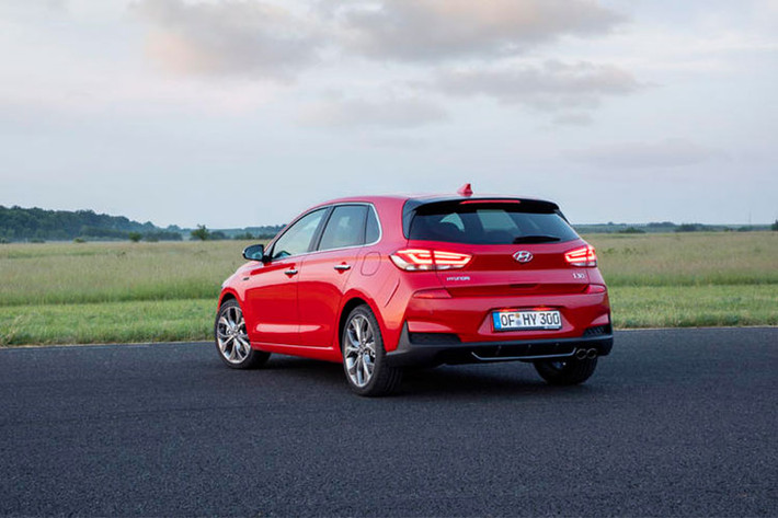 Ở thân và đuôi xe i30 sẽ vẫn được hãng xe ôtô Hyundai giữ lại các đường gân dập nổi, bộ la-zăng có kích thước lớn lên tới 18 inch, hệ thống ống xả kép được đặt lệch cá tính. Ngoài ra, dải đèn ban ngày được đặt mép trên hốc lấy gió, tương tự "người anh em" Elantra Sport.