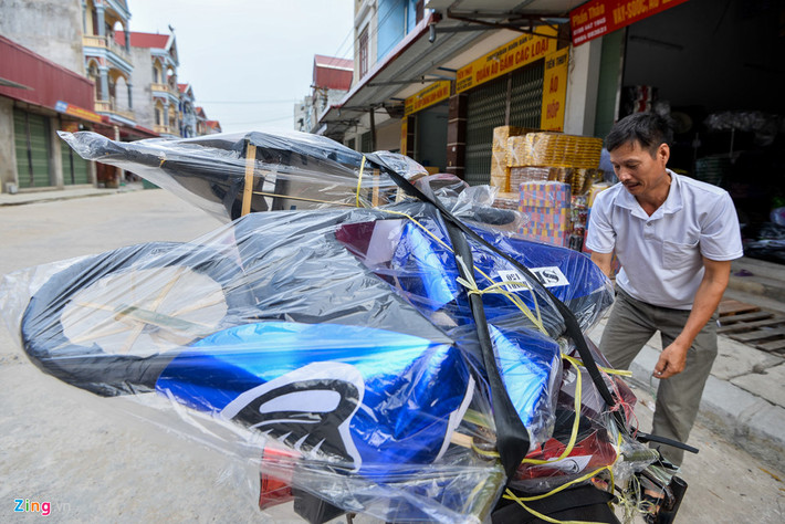 Đây là chuyến thứ 2 trong ngày anh Hà Văn Tẻng nhập hàng từ làng Hồ để chuyển đến Hải Dương bán: "Nhìn chung năm nay lượng tiêu thụ có giảm đôi chút nhưng giá cả vẫn giữ nguyên, thậm chí có phần nhỉnh hơn so với năm ngoái".