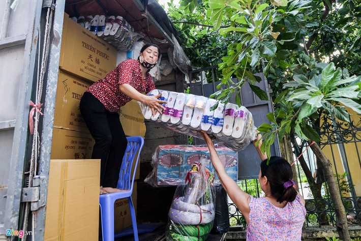 Dù Nhà nước nhiều lần khuyến khích người dân hạn chế đốt vàng mã ngày rằm nhưng điều này dường như không ảnh hưởng đến việc sản xuất, kinh doanh hàng mã tại làng Song Hồ.