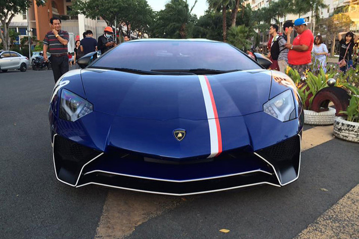 Aventador LP750 SV của Minh Nhựa là chiếc Lamborghini đắt thứ hai tại Việt Nam, chỉ sau phiên bản LP750 mui trần mới được nhập về Hà Nội. Đây cũng là siêu xe Aventador SV Coupe đầu tiên và duy nhất được đưa về Việt Nam hồi tháng 7/2016 với nguyên bản là màu xanh nước biển.
