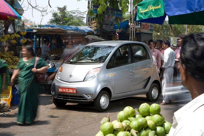 Vào thời điểm ra mắt thị trường Ấn Độ vào năm 2008, Tata Motors chốt giá Nano ở mức 100.000 rupee, tương đương chỉ 1.500 USD (khoảng 34 triệu đồng). Từ đó tới nay giá của mẫu xe này tăng dần lên và chạm đỉnh 3.435 USD (tương đương khoảng 79 triệu đồng).