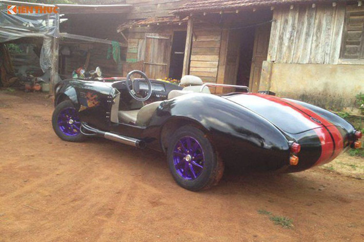 Shelby Cobra 427 là sản phẩm tự chế thứ 2 của anh chàng này, chiếc đầu tiên là từ Toyota Corolla cũ mua lại với giá 25 triệu đồng đã được chế lại theo mẫu siêu xe triệu USD Lamborghini Reventon. Sản phẩm "đầu tay" của Văn Kim không được đánh giá cao nhưng nhanh chóng tìm thấy người mua ở Hải Phòng do tính độc và đam mê của người tạo ra.