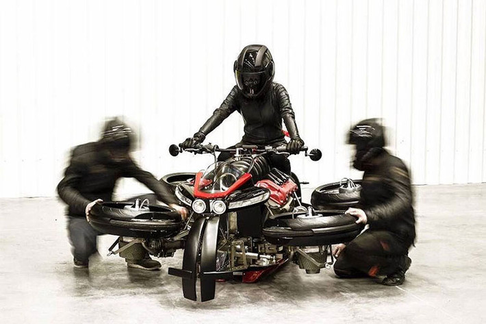Để dập tan những nghi ngờ này, Lazareth đã vừa công bố một video quay cảnh La Moto Volante hoạt động trong thực tế. Dù vẫn còn được giữ lại bởi các dây cáp, nhưng mẫu mô tô độc đáo này đã có thể "cất cánh" khỏi mặt đất và lơ lửng trong không trung. Khoảng cách của La Moto Volante so với mặt đất tương đương với chiều cao của chính chiếc xe - 1m.