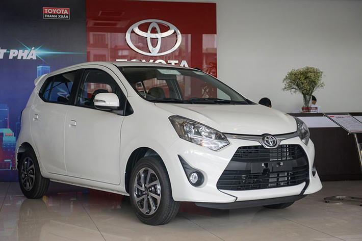 Được giới thiệu lần đầu tiên tại thị trường ôtô Việt Nam hồi tháng 8/2017 nhưng mãi cho đến nay, sau khi hoàn tất thủ tục nhập khẩu theo Nghị định 116, mẫu xe Toyota Wigo mới chính thức được bán ra. Mẫu xe cỡ nhỏ này sẽ được nhập khẩu nguyên chiếc từ Indonesia với 2 phiên bản khác nhau, gồm bản G AT (giá 405 triệu đồng) và G MT (345 triệu đồng).