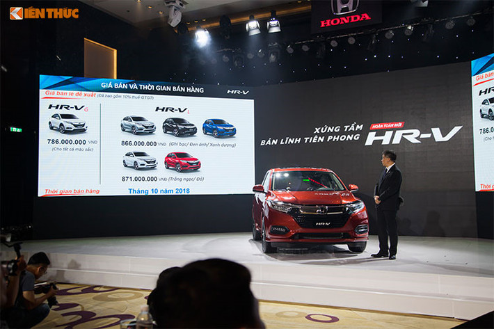 “Hàng nóng” Honda HR-V ngay sau khi ra mắt lập tức trở thành tâm điểm và đón nhận nhiều sự quan tâm của người tiêu dùng. Được nhập khẩu nguyên chiếc từ Thái Lan với mức giá khá “chát" so với các đối thủ trong phân khúc, tuy nhiên với thiết kế mang phong cách mới - đây lại được xem là một mẫu xe dành cho giới trẻ năng động và thành đạt.