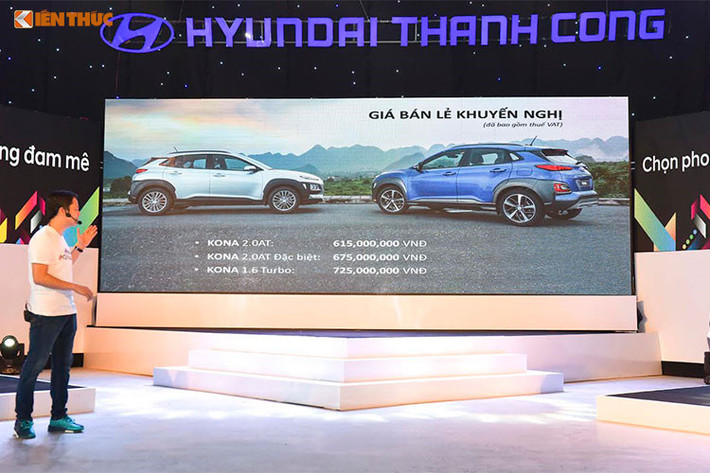 Hyundai Kona hoàn toàn mới với thiết kế đột phá được xem là làn gió mới trong phân khúc SUV cỡ nhỏ dành cho đô thị vốn đang được Ford Ecosport thống trị, hay những đối thủ có thực lực và tham vọng không ít như Suzuki Vitara, Chevrolet Trax. So với các đối thủ, Hyundai Kona có trang bị tiện nghi vượt trội.