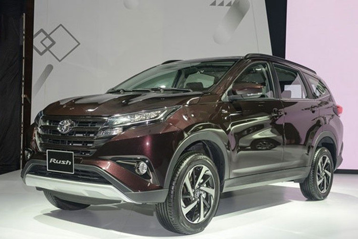 Mẫu MPV hoàn toàn mới Toyota Rush 2018 đã chính thức có mặt tại thị trường Việt Nam với 1 phiên bản duy nhất nhập khẩu từ Indonesia, đi kèm giá bán hấp dẫn chỉ 668 triệu đồng. Như vậy, so với đối thủ trực tiếp Xpander AT, Rush có giá bán cao hơn 48 triệu đồng. Xe sở hữu kích thước dài x rộng x cao lần lượt là 4.435 x 1.695 x 1.705 mm, chiều dài cơ sở 2.65mm cùng khoảng sáng gầm cao ấn tượng lên đến 220 mm.