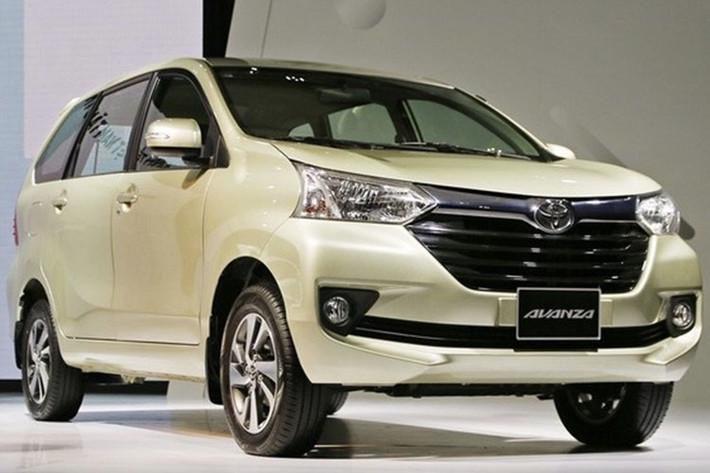 Toyota Avanza mới gây ấn tượng mạnh nhờ cụm đèn trước halogen được thiết kế sắc nét và táo bạo, nối liền bởi bộ lưới tản nhiệt được trải rộng với các thanh ngang xếp chồng đẹp mắt, cản trước có tích hợp thêm khe gió và đèn sương mù, mâm xe hợp kim 14 hoặc 15 inch. Xe có giá bán từ 537 triệu đồng dành cho bản MT và 593 triệu đồng dành cho bản AT.