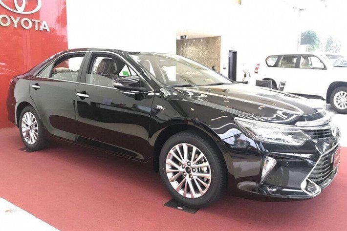 Mẫu xe sedan Toyota Camry 2017 vừa chính thức được giới thiệu tại thị trường Việt. Camry phiên bản cải tiến 2017 vẫn duy trì 3 phiên bản: 2.5Q, 2.5G và 2.0E cùng một số thay đổi về thiết kế nội ngoại thất, cũng như có giá bán "dễ chịu" hơn so với các phiên bản được bán ra trước đây.