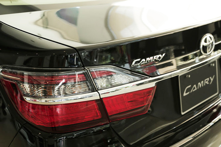 Ở phía sau mẫu sedan này được hãng xe ôttô Toyota trang bị cụm đèn hậu sử dụng bóng đèn LED, nắp ca-pô dang bo tròn mang tính trẻ trung và trang nhã. Bên cạnh đó, đèn xi nhan của cả ba phiên bản cũng được tích hợp vào cản trước của xe góp phần tạo nên thiết kế đầu xe sang trọng hơn.