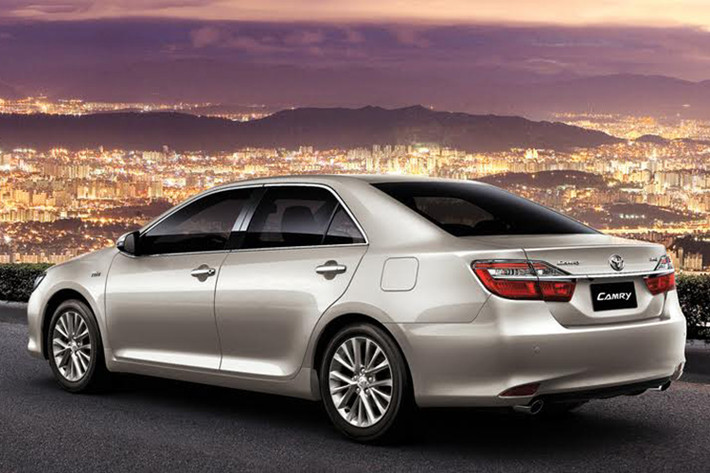 Bên cạnh đó, Toyota Camry 2017 nâng cấp mới sẽ có giá bán lần lượt là 997 triệu đồng, 1,161 tỷ đồng và 1,302 tỷ đồng (tương ứng với 3 phiên bản 2.0E, 2.5G và 2.5Q). Mức giá của phiên bản mới này cũng rẻ hơn phiên bản cũ của Camry đang bán ra tại Việt Nam từ 75 – 101 triệu đồng.