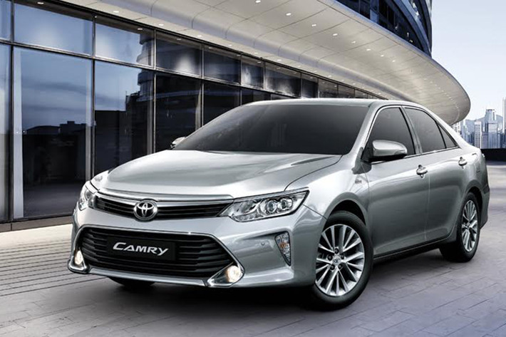 Tại Việt Nam, kể từ lần ra mắt đầu tiên vào tháng 1/1998, mẫu xe sedan Camry của Toyota đã nhanh chóng nhận được sự đánh giá cao, sự tin dùng và sự mến chuộng của người tiêu dùng Việt Nam với tổng doanh số bán hàng cộng dồn đạt gần 55.000 xe, chiếm gần 80% thị phần của VAMA trong phân khúc xe hạng trung cao cấp.