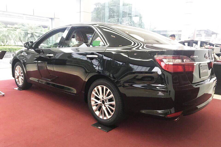 Kích thước của Toyota Camry 2017 phiên bản nâng cấp mới tại Việt Nam này không thay đổi nhiều so với trước, cụ thể chiều dài tổng thể 4.850 mm, rộng 1.825 mm, cao 1.470 mm và chiều dài cơ sở 2.775 mm. Khoảng sáng gầm 150 mm, dung tích bình xăng 65 lít và bán kính quay 5,5 m.
