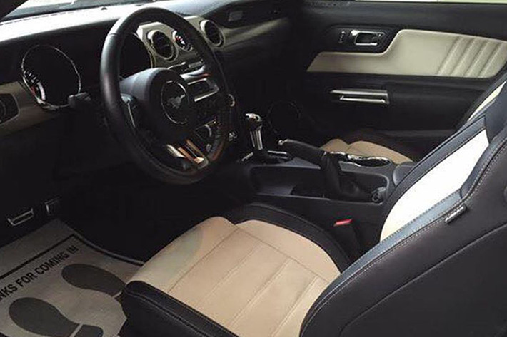 Khoang lái của Mustang GT 5.0 được lấy cảm hứng từ máy bay với thiết kế tương tự nhưng ứng dụng vật liệu chất lượng cao hơn và chuyển số dễ dàng hơn. Một số tính năng công nghệ hiện đại của xe bao gồm khả năng truy cập thông minh, SYNC, MyFord Touch, ứng dụng chỉ đường, đồng hồ MyColor và hệ thống âm thanh Sharer Pro mới.