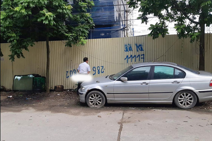 Theo chủ garage ngay gần đó, từng sửa chưa chiếc xe này cho hay: “Đúng là chiếc xe này đã được sửa ở chỗ tôi trước Tết âm lịch đã sửa xong và sau đó có quay lại gửi nhờ. Do xưởng chật nên chủ xe đỗ tạm ở đường trong ngõ sau rồi cũng không thấy đến lấy". Ngay sau khi nhận được hình ảnh trên mạng xã hội, khá bất ngờ chủ nhân đã liên hệ để kéo xe đi.