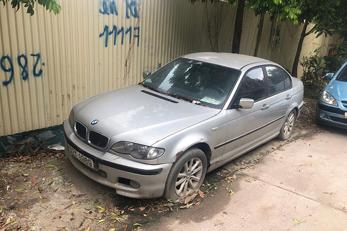 Cụ thể theo anh Phạm Văn người đưa những bức hình về chiếc xe sang BMW 3 Series lên mạng xã hội cho hay. Chiếc xe này hiện nằm "chình ình" trong ngõ 163 đường Đại Mỗ, quận Nam Từ Liêm, Hà Nội khoảng 8 tháng nay. Trước đó, xe được chủ nhân mang đến một garage gần đó đại tu và chạy ngon lành, nhưng bất chợt sau đó vào khoảng trước Tết Nguyên đán thì vứt lại tại đây và không đến lấy nữa.