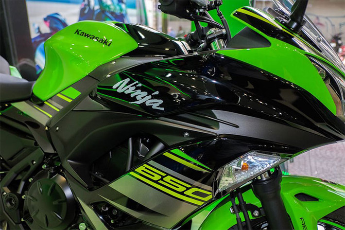 Phần đầu của Kawasaki Ninja 650 phiên bản 2018 ấn tượng với cụm đèn pha sắc sảo và kính chắn gió trong suốt tạo nên một diện mạo hầm hố và thể thao. Đèn hậu có thiết kế dạng chữ “X” và sử dụng đèn LED.