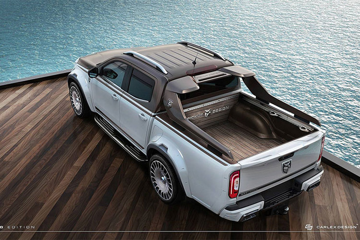 Để ý đến phía sau chiếc X-Class Yachting Edition, phần khung thanh trên thùng hàng sau được tạo hình lấy cảm hứng từ thiết kế du thuyền, trong khi thùng hàng được ốp gỗ. Điều này cũng đồng nghĩa là chiếc xe sẽ không được chở những thứ hàng có khả năng gây hư hại cao.