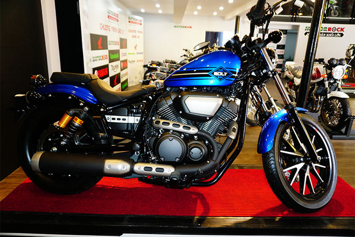 Với giá xe Yamaha Bolt 950 bán ra khoảng trên 400 triệu đồng, xe được xem là sự lựa chọn dành cho các tín đồ yêu thích dòng xe Sportster (Bobber) cổ điển. Xe có thiết kế ngoại hình đẹp mắt, động cơ V-Twin và đặc biệt là mang thương hiệu Yamaha của Nhật Bản hiền lành và bền bỉ.