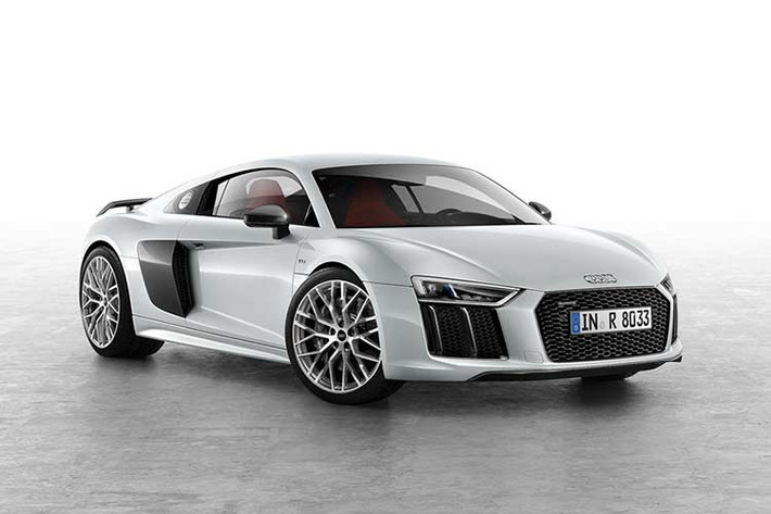 Tiền đạo ngôi sao của Tottenham và Olympic Hàn Quốc còn sở hữu mẫu xe thể thao Audi R8 trong bộ sưu tập của mình. Đây cũng là chiếc xe mà Son Heung-Min rất yêu thích, anh từng bị các tay săn ảnh bắt gặp khi sử dụng mẫu xe này hẹn hò với cô bạn gái Min Ah. Audi R8 là một trong những mẫu xe thể thao có lượng fan đông đảo trên thế giới.