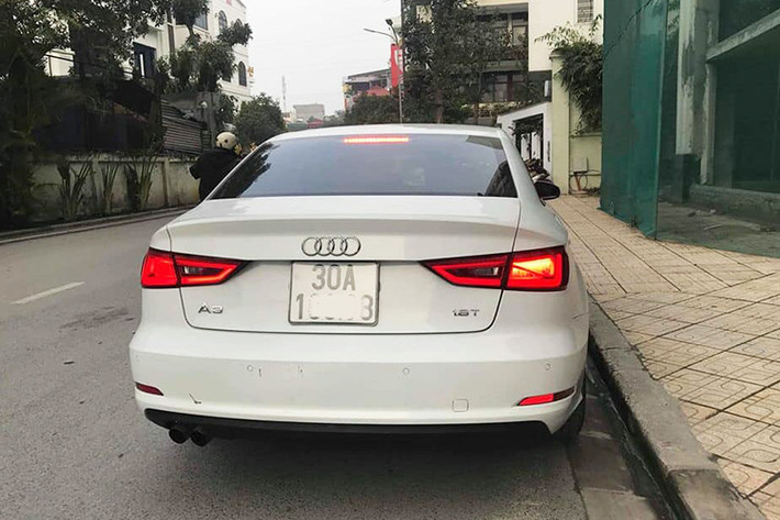Xe được trang bị đèn định vị, đèn hậu, đèn phanh, đèn xi-nhan dạng LED. Mâm xe là loại 10 chấu đơn. Audi A3 sedan 2013 sở hữu kích thước chiều dài 4.460 mm, chiều rộng 1.800mm, chiều dài cơ sở 2.640mm, khoang chứa đồ dung tích 425 lít. Hệ thống ống xả kép đặt bên trái cản sau.