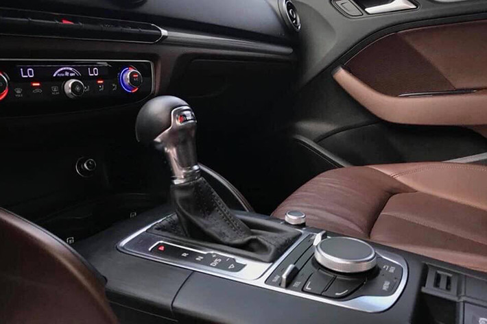 Audi A3 tại Việt Nam sử dụng động cơ 1.8 TFSI sản sinh công suất tối đa 180 mã lực, mô-men xoắn cực đại 250 Nm cùng hộp số tự động ly hợp kép S-tronic 7 cấp. Tốc độ tối đa của Audi A3 sedan là 235km/h và mất 7,3 giây để tăng tốc từ 0 - 100km/h.