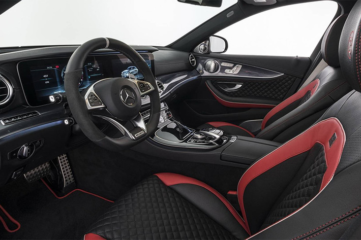 Ở bên trong nội thất, bản độ Brabus 700 dành cho E63 S AMG vẫn có sự sang trọng và tiện nghi như những phiên bản E-Class cao cấp nhất. Tuy nhiên Brabus đã khiến cho chiếc xe "độc" hơn bằng cách bọc lại cabin trong da và vải Alcantara cao cấp, không giới hạn màu sắc.
