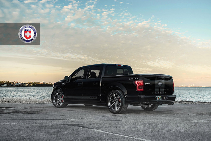 Nhờ những nâng cấp đó mà mẫu xe bán tải F-150 Super Snake này có thể đạt công suất lên tới 750 mã lực - mạnh hơn cả những siêu xe đình đám như Lamborghini Aventador S hay McLaren 720S. Khách hàng sẽ được lựa chọn giữa hệ dẫn động cầu sau hoặc bốn bánh.