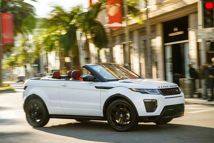 Như bản mui cứng, Evoque Convertible được trang bị động cơ xăng 2.0L, 4 xy-lanh turbocharged cho công suất 240 mã lực và 340 Nm mômen xoắn. Đi kèm với đó là hộp số tự động 9 cấp và tiêu chuẩn hệ dẫn động 4 bánh AWD cho khả năng tăng tốc 0 – 96 km/h trong 7,8 giây trước khi đạt vận tốc tối đa 180 km/h.