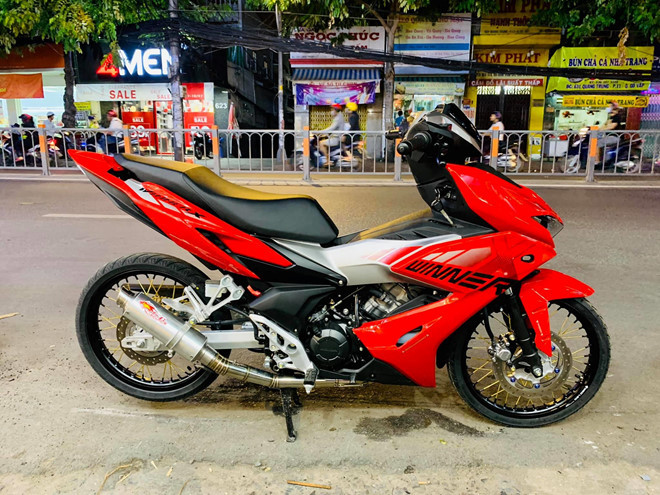 Được ra mắt ngày 13/7, mẫu Honda Winner X 2019 mới đã nhanh chóng trở thành tâm điểm của những tín đồ đam mê xe tại Việt Nam. Chiếc Winner X trong bài là một trong những chiếc xe đầu tiên được độ lại. Điểm nổi bật trên bản độ này là cụm ống xả Red Leo bằng nhôm, ống xả mới này cho ra âm thanh uy lực nhưng vẫn trầm ấm.