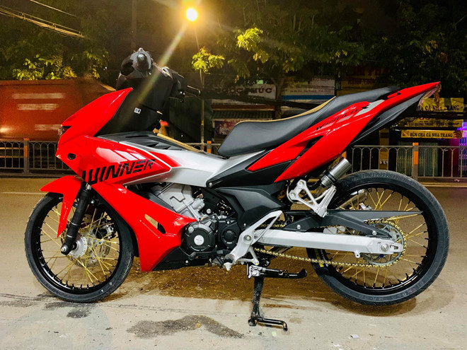 Gắp sau trên Winner X được thay thế bằng loại gắp nhôm. Chắn bùn trên xe cũng đã được tháo ra giúp chiếc xe nhìn gọn gàng hơn hẳn và mang phong cách xe đua drag. Chủ nhân đã lắp cho xe bộ nhông sên đĩa nhôm với màu vàng đồng lấp lánh thay cho bộ nhông sên đĩa nguyên bản màu đen.