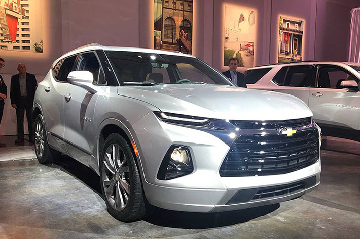 Vào hồi cuối tháng 6 vừa qua, thương hiệu Chevrolet của tập đoàn General Motors đã khiến nhiều người bất ngờ khi vén màn mẫu crossover cỡ trung 5 chỗ hoàn toàn mới mang tên Blazer 2019. Mới đây, Chevrolet tiếp tục tung ra giá bán chính thức của mẫu crossover Chevrolet Blazer 2019.
