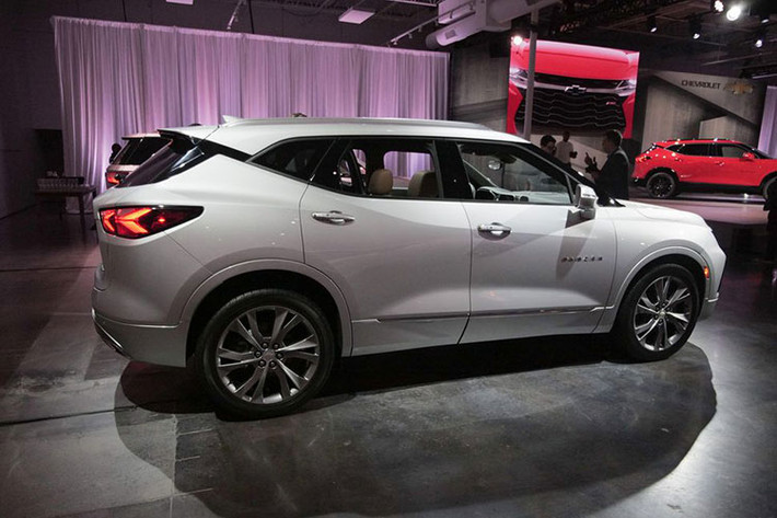 Khi bỏ tiền ra mua Chevrolet Blazer 2019, khách hàng Mỹ sẽ nhận về một chiếc crossover có dáng dấp bề thế, thiết kế sườn xe ấn tượng với những đường cắt táo bạo và đầu xe hầm hố, theo phong cách của Camaro SS.
