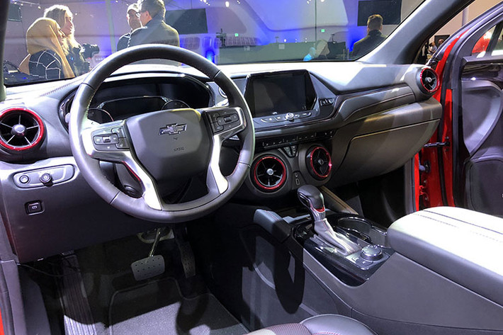 Dù ở bản tiêu chuẩn nhưng Chevrolet Blazer 2019 tại thị trường Mỹ vẫn được trang bị bao gồm gương ngoại thất sấy/chỉnh điện, bộ vành 18 inch, hệ thống thông tin giải trí với màn hình cảm ứng 8 inch, tương thích Apple CarPlay/Android Auto, hệ thống 4G LTE với Wi-Fi Hotspot và điều hòa tự động 2 vùng đi kèm cửa gió hàng ghế sau.