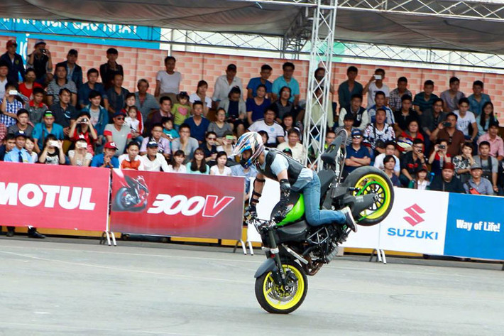 Stunter Nguyễn Mạnh Toàn khu vực phía Nam trong một pha biểu diễn.