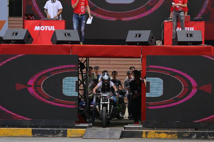 Nữ stunter Sarah Lezito người Pháp xuất trận.
