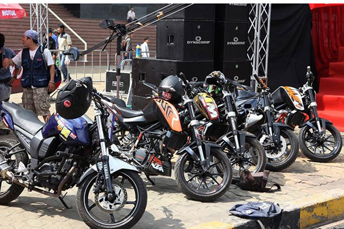 Những chiếc xế được độ lên để chơi stunt của các stunter chuẩn bị cho màn biểu diễn của mình.