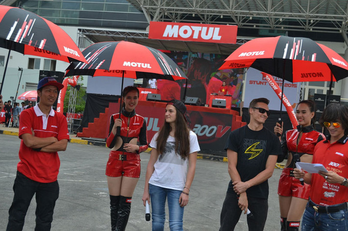Motul Stunt Fest 2015 đã chính thức khai mạc sáng nay tại SVĐ Phú Thọ, TP.HCM. Ba stunter đẳng cấp quốc tế gồm; Aaron Twite (Mỹ), Sarah Lezito (Pháp) và Hiroyuki Ogawa (Nhật Bản) trước khi biểu diễn sẽ là giám khảo của cuộc thi “Biểu diễn xe Stunt” giữa các vận động viên hai miền Nam, Bắc.