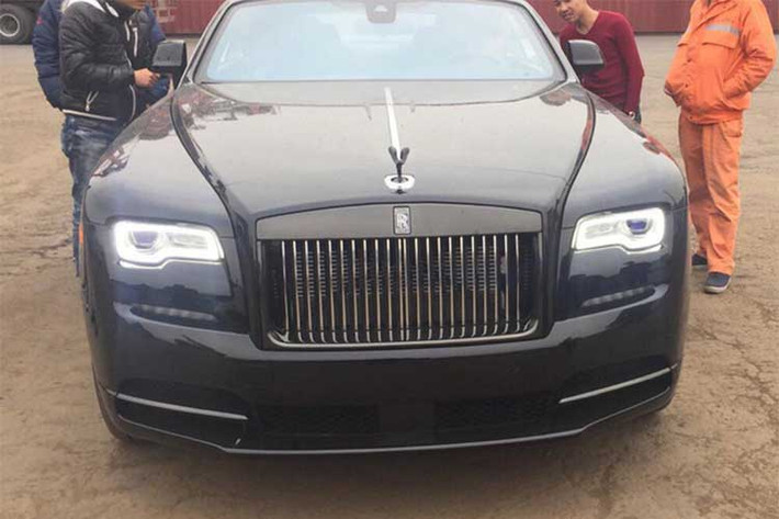 Rolls-Royce Wraith Black Badge là mẫu siêu sang độc đáo mà thương hiệu xe sang Anh quốc tạo ra dành cho những chủ nhân đặc biệt. Về thiết kế, Wraith Black Badge tạo điểm nhấn khác biệt so với phiên bản tiêu chuẩn bằng màu sơn đen bóng nhiều lớp được làm hoàn toàn thủ công.