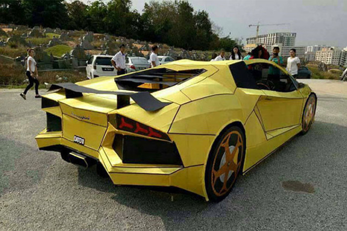 Được biết, chiếc siêu xe Lamborghini Aventador vàng mã này xuất hiện tại một tỉnh ở Trung Quốc để đốt cho người đã khuất. Bên trong chiếc xe này, các chi tiết nội thất cũng được làm khá giống thật với các đường nét khâu bọc ghế - thậm chí cả hệ thống giả trí đí kèm...