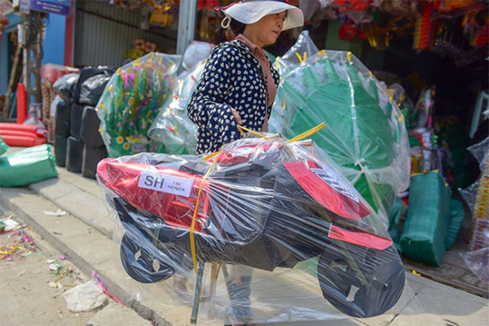 Mẫu xe ga cao cấp Honda SH 150 phiên bản vàng mã là một trong những mẫu xe bán chạy nhất của một số cửa hàng vàng mã trên phố Hàng Mã với giá thành từ 100 đến 200 nghìn tùy kích cỡ và độ chi tiết của xe.
