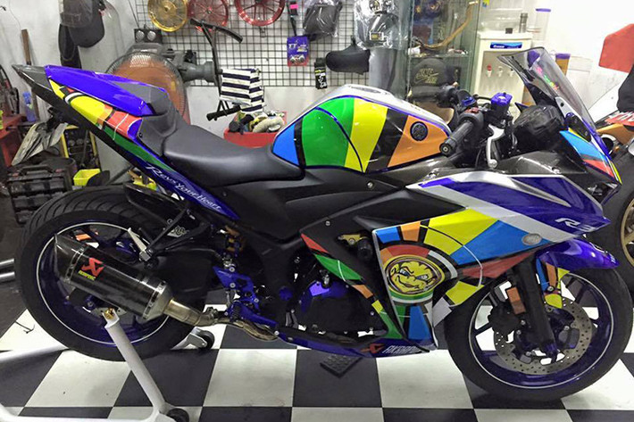 Chiếc Yamaha R3 này được chủ nhân "lên đời" với phong cách của tay đua huyền thoại Valentino Rossi của đội đua Yamaha Movistar.