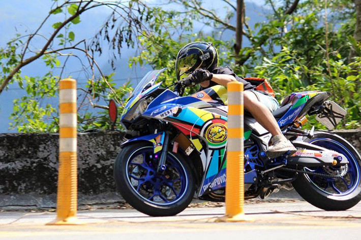 Tại thị trường Việt Nam, Yamaha YZF-R3 được bán với giá 150 triệu đồng, bảo hành 3 năm hoặc 30.000 km. Hiện tại, hãng xe Nhật Bản đã bắt đầu nhận đặt xe qua Internet.
