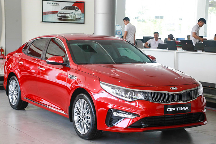 Mới được nâng cấp ở Việt Nam nhưng Kia Optima tỏ ra yếu thế rõ ràng trong phân khúc sedan hạng D so với các đối thủ. Theo đó, chiếc xe do Trường Hải lắp ráp và phân phối chỉ bán được 60 chiếc trong tháng 7 và 7 tháng đầu năm 2019 doanh số xe dừng lại ở mức 335 chiếc. Đây cũng là mẫu xe lắp ráp duy nhất trong top xe ế tháng 7/2019.